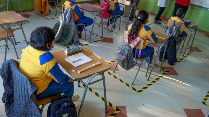 Clases presenciales: ¿Cuántos casos de COVID-19 deben haber para considerarse un brote y qué hacer?