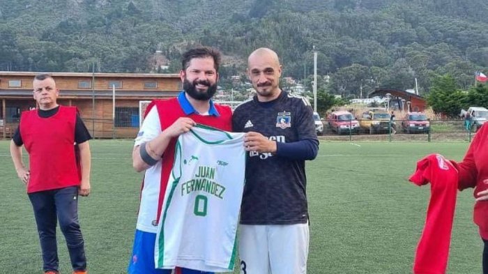 Junto al alcalde y con camiseta de la UC: Gabriel Boric jugó una pichanga en Juan Fernández