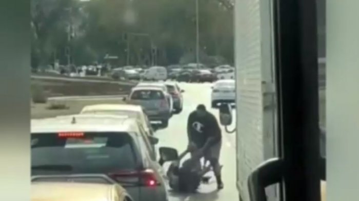 Graban a taxista golpeando a ciclista en sector de Plaza Italia: Portaba un arma blanca