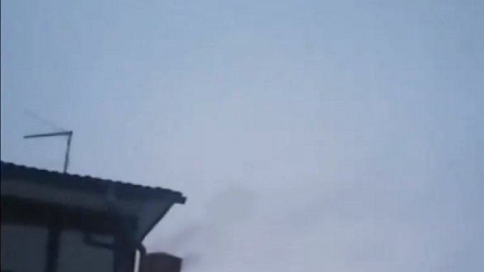 Ucrania: Civiles captan impactante imagen de un misil sobrevolando sus casas