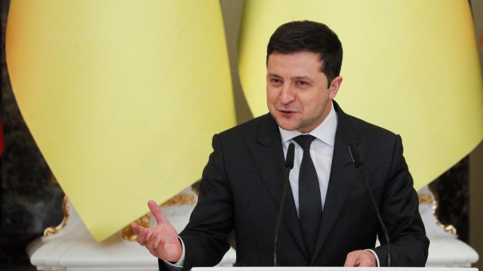 Presidente de Ucrania impone la ley marcial en todo el territorio