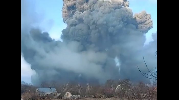 Video registró impactante explosión de depósito de armas ucraniano en medio de ataque ruso