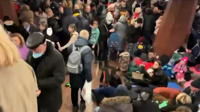 Las imágenes de civiles refugiados en subterráneos de metro tras ataque de Rusia a Ucrania