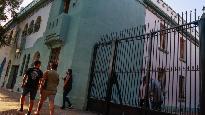 Municipio de Santiago anuncia corte permanente en calle donde se encuentra futura casa de Gabriel Boric