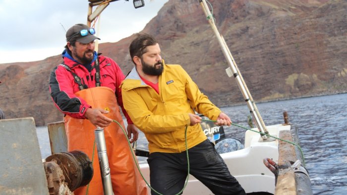 Las imágenes del paseo en lancha que dio Boric en Juan Fernández para conversar con pescadores de la zona