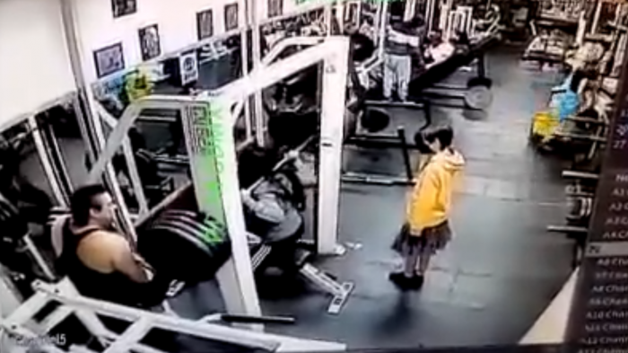 Mujer murió al cargar una pesa con 180 kg mientras se ejercitaba en un gimnasio