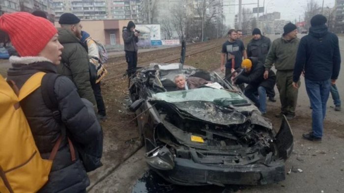 [VIDEO] Tanque supuestamente ruso aplastó un auto civil en Kiev: Conductor fue milagrosamente rescatado
