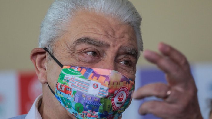 Relajado y comiendo un churrasco: Viralizan imagen de Don Francisco en conocida fuente de soda de Plaza Italia