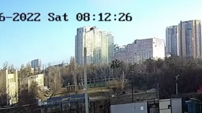Cámaras captaron que un misil impactó a un edificio residencial de Kiev