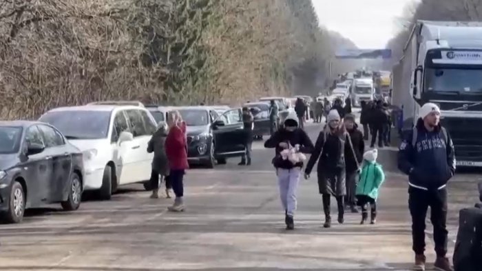 Chilenos que escaparon de la invasión rusa en Ucrania: Nueve siguen en la frontera con Polonia