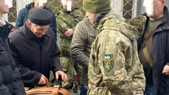 Adulto mayor de 80 años se presentó en las filas del Ejército de Ucrania: Combatirá por el futuro de sus nietos