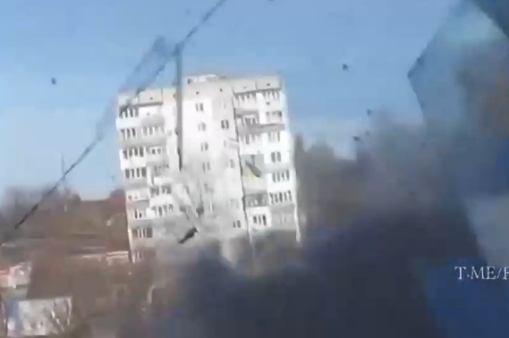 Ataque en Borodianka: Graban a tanque que disparó contra edificio en Ucrania