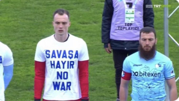 Futbolista se negó a vestir camiseta con frase contra invasión en Ucrania: 