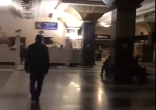 Registran explosión en estación de trenes en Kiev donde miles de ciudadanos hacen fila para escapar