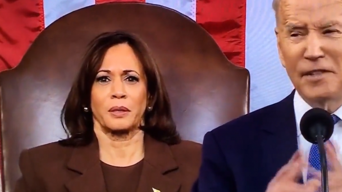 El comentado gesto de Kamala Harris en pleno discurso de Joe Biden: Error del mandatario no pasó desapercibido