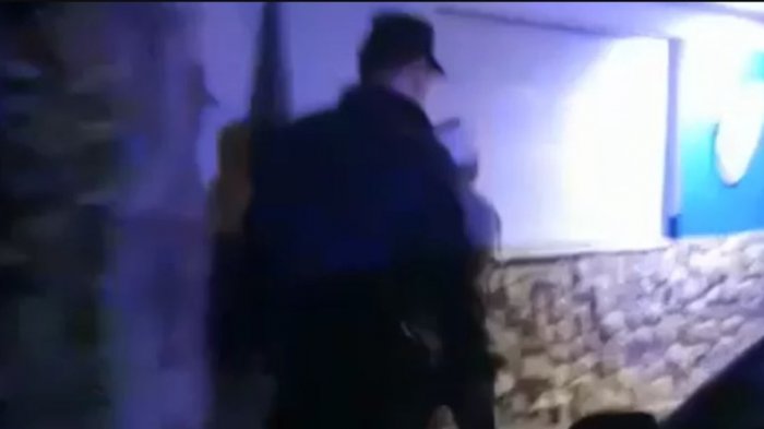 Hombre agredió a su pareja tras leer su WhatsApp: Ella se defendió golpeándolo con una plancha