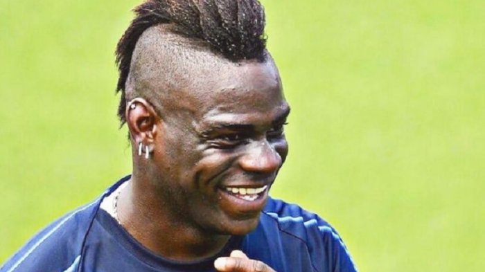 Mario Balotelli aseguró que es tan bueno como Cristiano Ronaldo y Messi : 