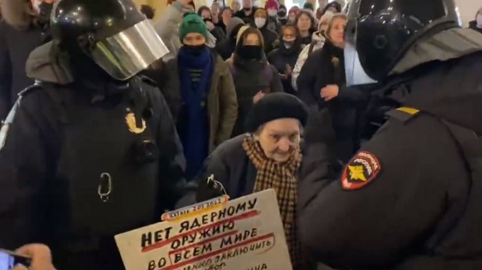 Protestaba por invasión a Ucrania: Policía rusa detiene a sobreviviente del asedio de Leningrado de los nazis