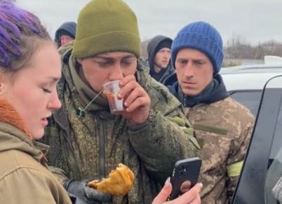 Soldado ruso se rinde y llora al poder comunicarse con su mamá: Ucranianos le dieron comida y un teléfono