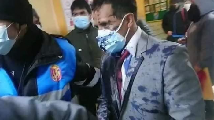 Baño de pintura: Interrumpen el matrimonio de su padre para increparlo por no pago de pensión alimenticia