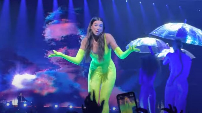 El video del momento exacto en que a Dua Lipa se le cae el micrófono y queda en evidencia el playback