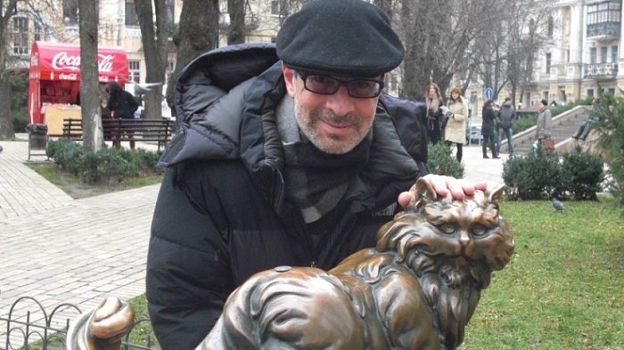 “Directed by Robert B. Weide”: Popular director ocupó su propio meme para enviar potente mensaje sobre Ucrania