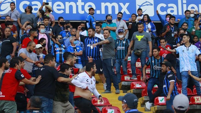 Conmoción en México: Hinchas desataron una violenta trifulca en medio de partido entre Querétaro y Atlas