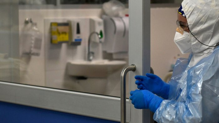 Casos a la baja, pero muertes se mantienen altas: Minsal informa 19.353 contagiados y 122 fallecidos por COVID-19