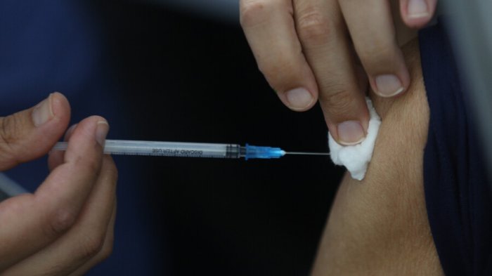 Mayores de 18 años podrán recibir la cuarta dosis: ¿A quiénes les corresponde vacunarse esta semana?