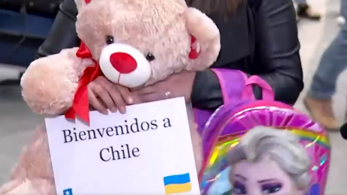 Con regalos y un especial mensaje: Familia espera en el aeropuerto a chileno que escapó de Ucrania