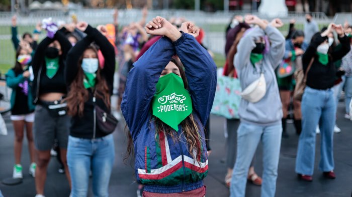 En la previa del 8M: Feministas realizaron performance de Un violador en tu camino frente a La Moneda