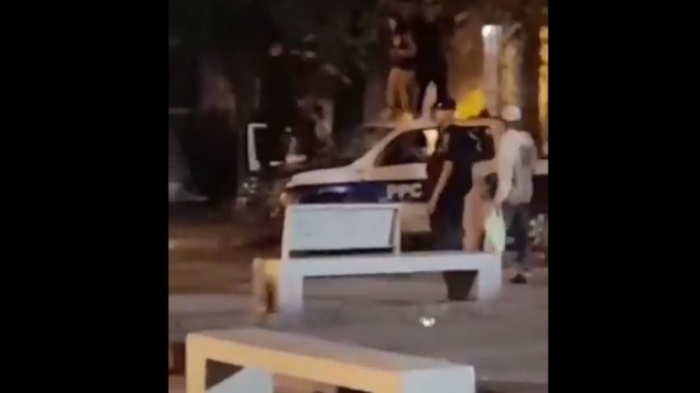 Bailaron y saltaron arriba del techo: Adolescentes destrozaron un auto policial