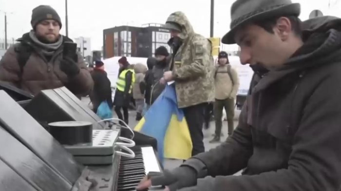 Pianista interpreta Imagine de John Lennon para distraer a ucranianos que escapan de la guerra