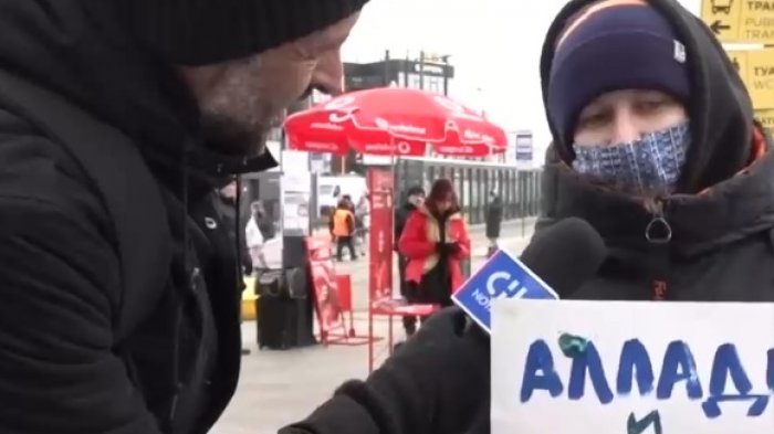 Ucraniana que coopera con refugiados en estación de tren de Lviv: 