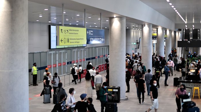 Minsal flexibiliza tomas de PCR en Aeropuerto de Santiago: Serán aleatorias