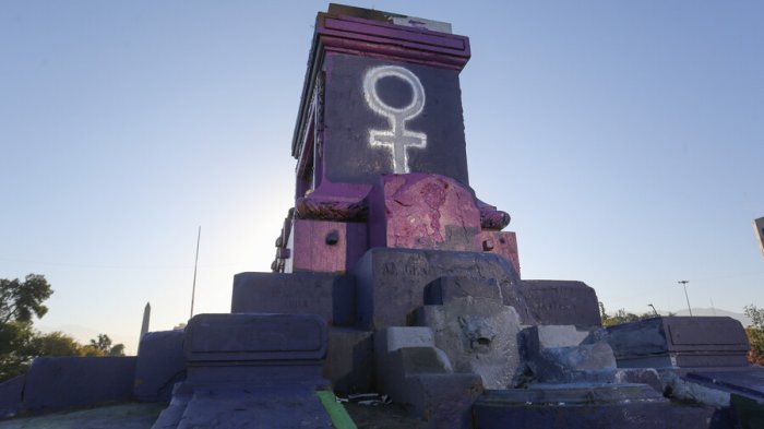 Amaneció pintada morada: Las fotos de la intervención en Plaza Baquedano por la conmemoración del 8M