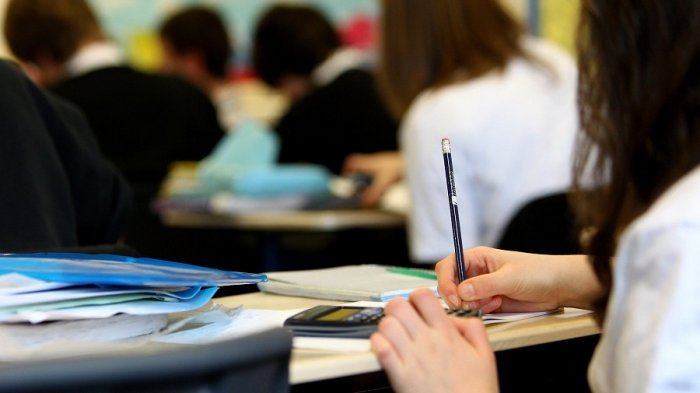 Estudiante quiso usar audífono con bluetooth para hacer examen que reprobó 10 veces, pero fue descubierto