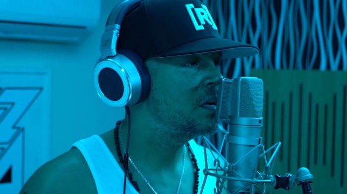 Residente responde críticas de medio feminista a letra de su 