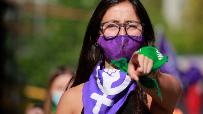Morado y verde: ¿Por qué estos colores se asocian al 8M y el movimiento feminista?