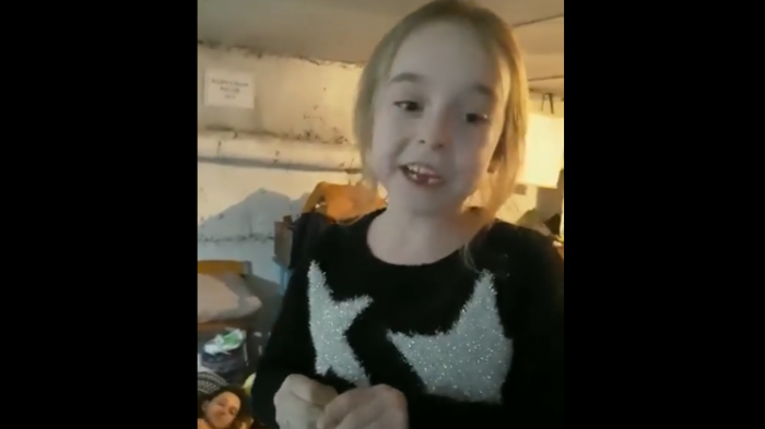 Niña ucraniana cantó Let I Go de Frozen desde un refugio antibombas: Voz de Elsa la felicitó