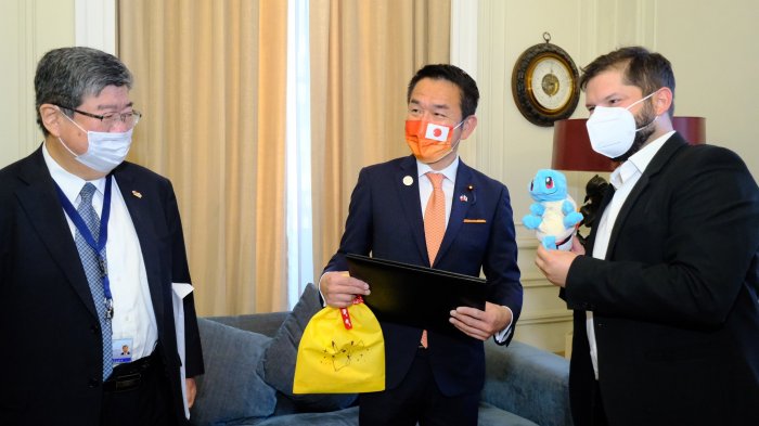 Una pokebola y un Squirtle: Boric recibió de regalo peluche de Pokémon por parte de ministro japonés