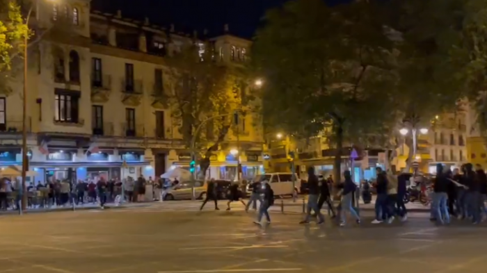Lluvia de botellas y palos: Hinchas alemanes e ingleses protagonizaron escandalosa pelea en Sevilla