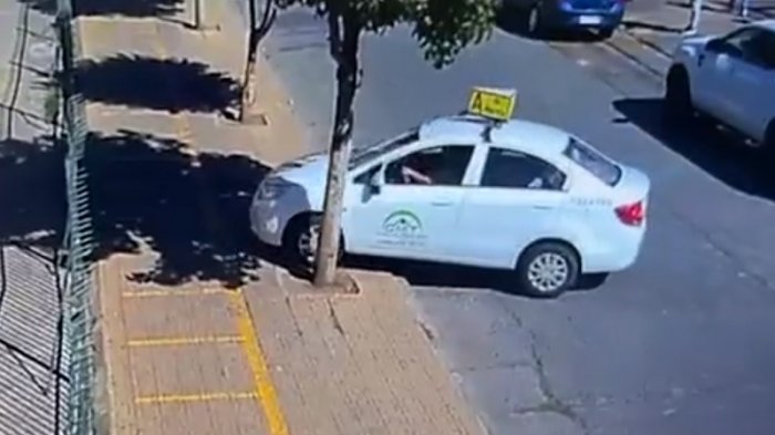 [VIDEO] Un mal día: Daba su prueba de manejo y terminó atropellando a ciclista y chocando con edificio