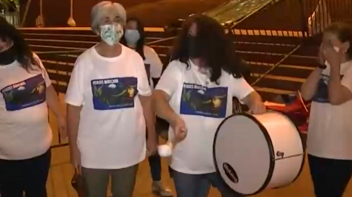 Con bombos y regalos: Grupo de mujeres de La Araucanía llegó al Congreso para saludar a Gabriel Boric