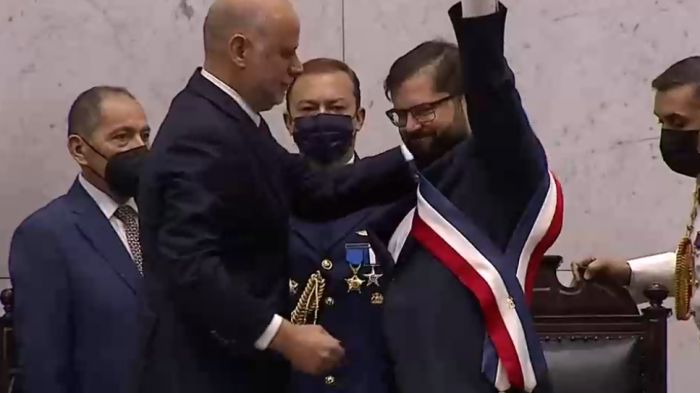 Entre aplausos y con el puño en alto: El momento exacto en que Gabriel Boric recibe la banda presidencial