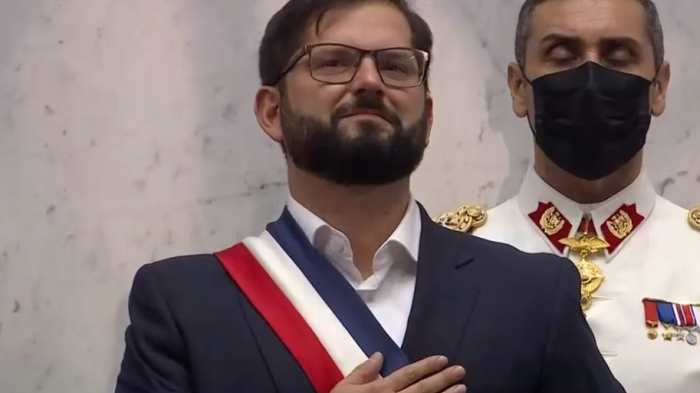 La visible emoción de Gabriel Boric al cantar el himno nacional tras asumir como Presidente de Chile