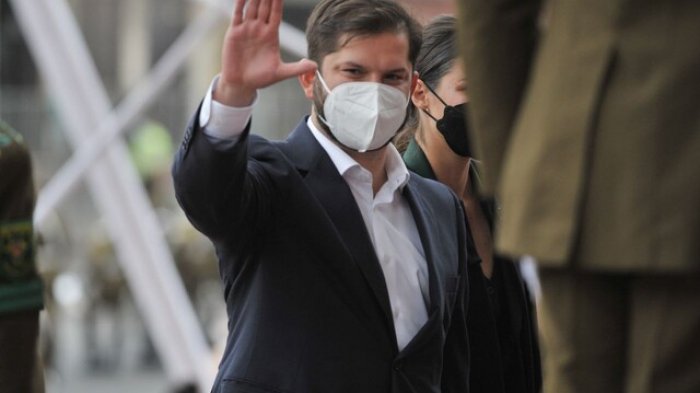 Fiel a su estilo: Gabriel Boric fue sin corbata a la ceremonia de cambio de mando