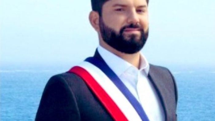 Peinado hacia el lado y con el mar de fondo: Así luce el presidente Gabriel Boric en la foto oficial