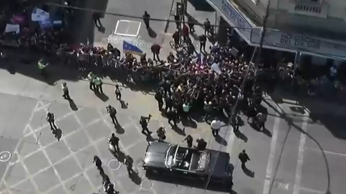 Presidente Boric rompió protocolos y se bajó del Ford Galaxie: Fue a saludar a adherentes