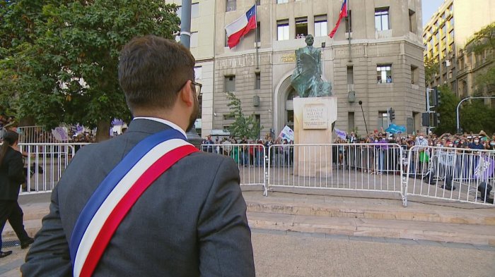 Presidente Gabriel Boric rindió homenaje en señal de respeto a estatua de Salvador Allende